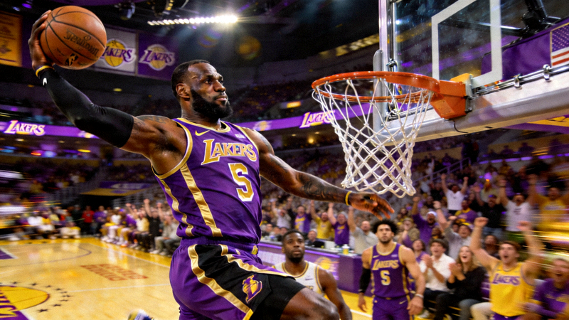 詹姆斯战斧式劈扣 - 湖人球星强力灌篮瞬间